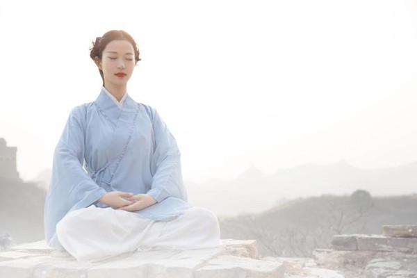 Cổ nhân thường giảng, ngôn do tâm sinh. Nếu miệng luôn nói những lời không tốt, chê trách nói xấu người khác, đều sẽ nhanh chóng bị tổn đức, mất đi phúc báo. (Ảnh: kknews.cc)